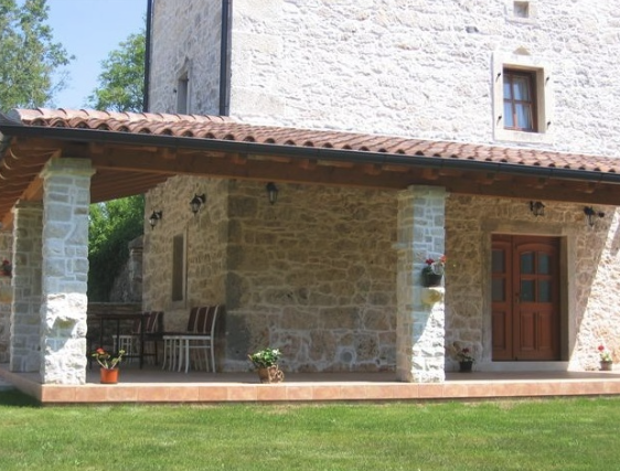 Drveni prozori i ulazna vrata na Istarskoj kamenoj kući
